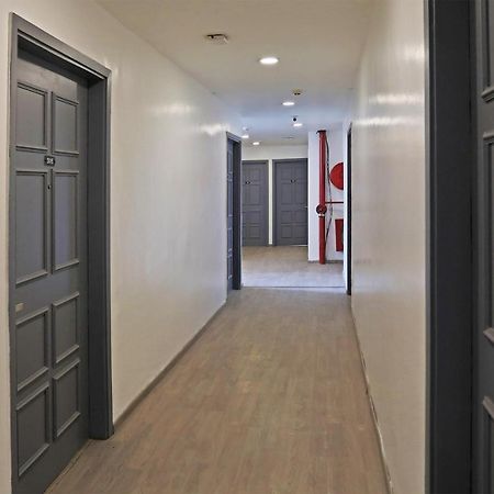 Hotel Yellow Chilli Britannia Chowk- Couple Friendly Local Id Accepted Нью-Дели Экстерьер фото