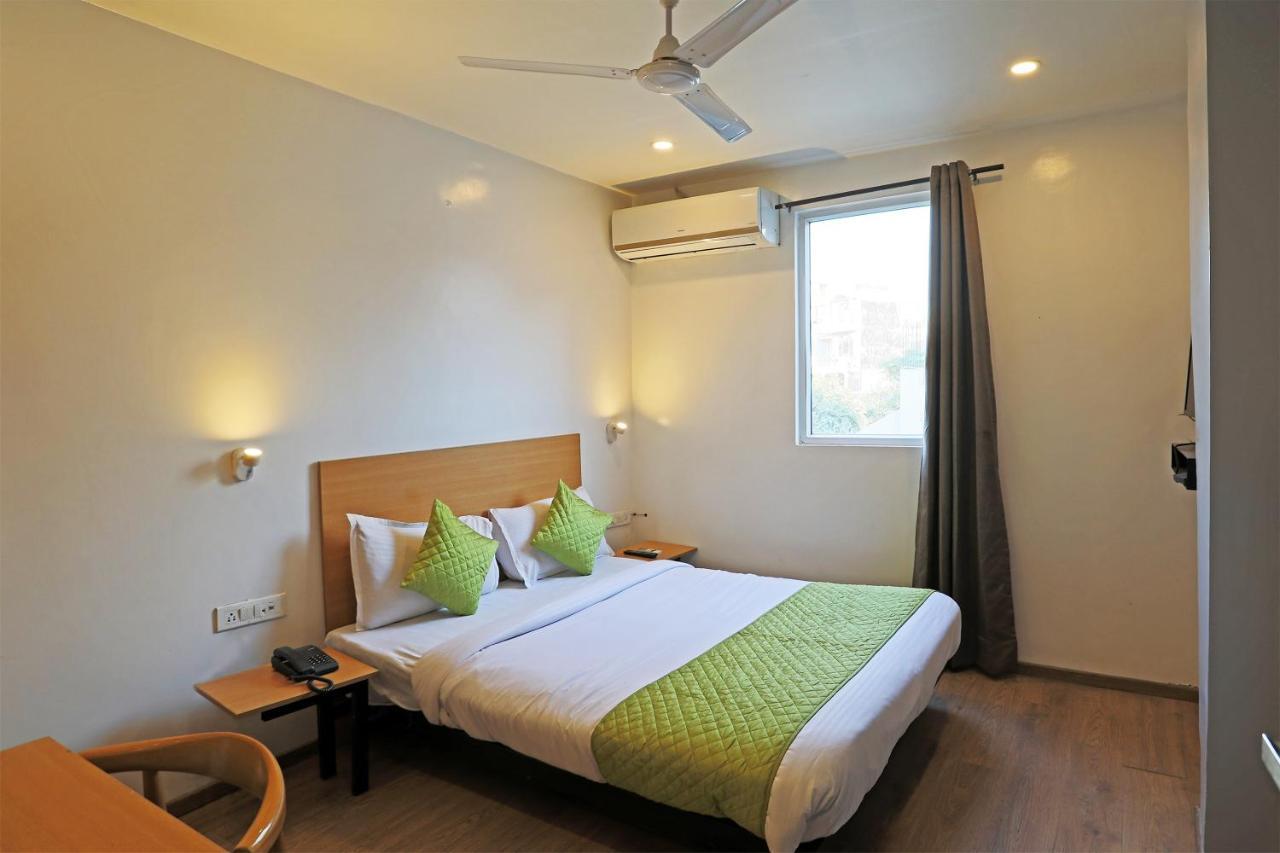 Hotel Yellow Chilli Britannia Chowk- Couple Friendly Local Id Accepted Нью-Дели Экстерьер фото